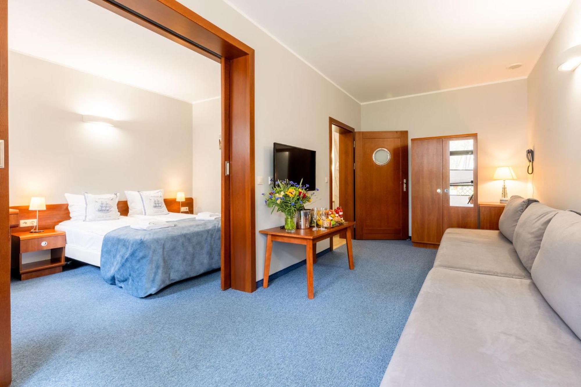 Columbus Hotel Rowy  Buitenkant foto